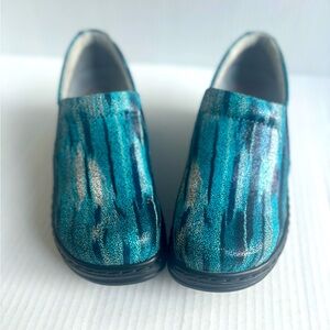 Klogs shoes| Klogs  slip resistant women shoes size 6M color blue/ black